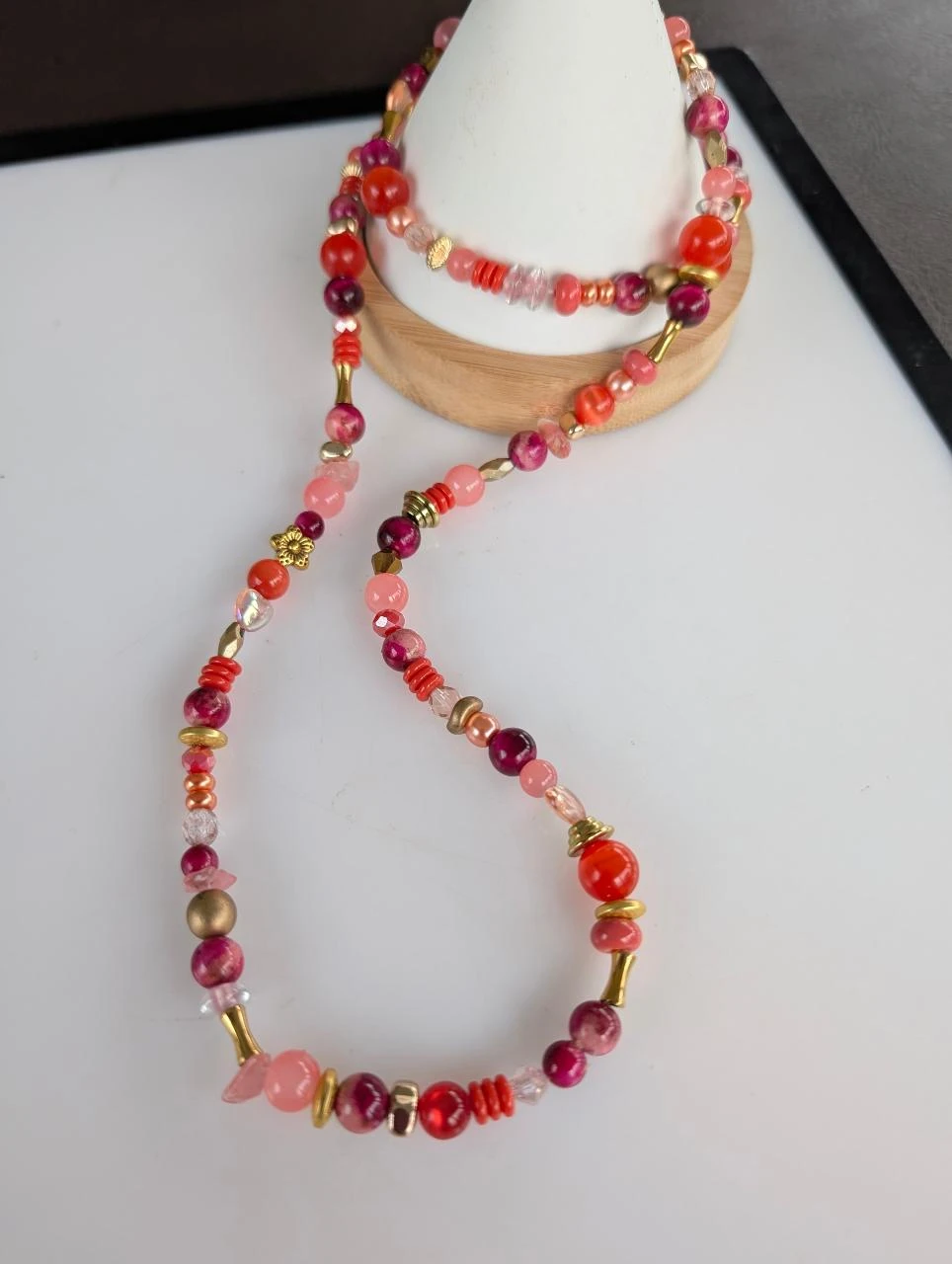 Grand collier pierres naturelles oeil de tigre rose, rubellite et verre PA1041